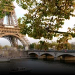 Wedding ceremony with a view of the Eiffel Tower organized by a Paris wedding planner.