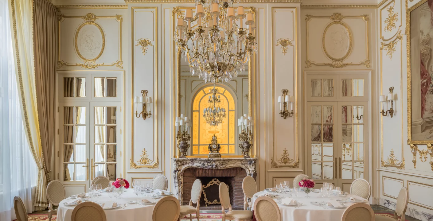 58 / 5 000 reception room of the ritz in paris with chandelier and white and gold moldings