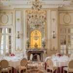 58 / 5 000 reception room of the ritz in paris with chandelier and white and gold moldings